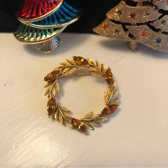 3 vintage Christmas themed pins. - Picture 6 of 7